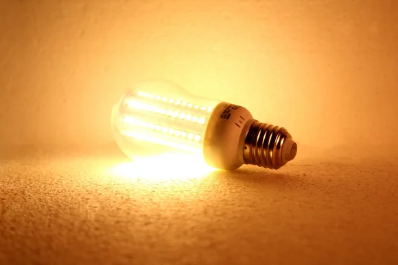 LED-Lampe leuchtet gelb